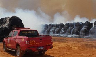 Corpo de Bombeiros combate incêndio em 1,4 mil rolos de algodão em fazenda