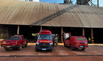 Bombeiros combatem incêndio após explosão em elevadores de grãos de empresa agrícola