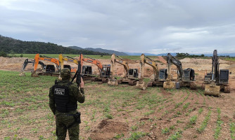 Polícia Civil apreende 9 escavadeiras usadas em garimpo ilegal em propriedade rural