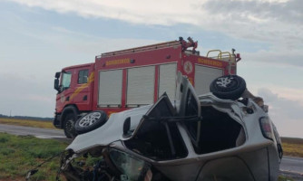Corpo de Bombeiros socorre vítimas de acidente entre carro e caminhonete na MT-485
