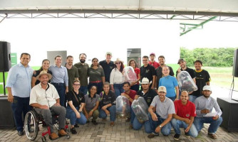 Ministro Fávaro realiza entrega de alevinos para fortalecer piscicultura na Baixada Cuiabana