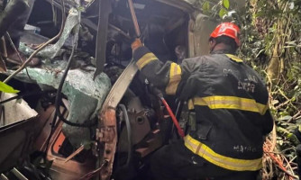 Corpo de Bombeiros resgata duas vítimas presas às ferragens após acidente entre carretas
