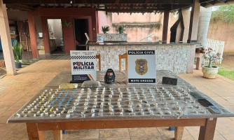 Policiais encontraram drogas embaladas para venda em um imóvel próximo ao Hospital Municipal, além de balança de precisão e celulares