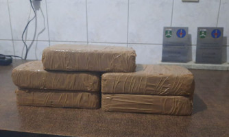Adolescente é apreendido em Cáceres com cinco quilos de pasta base que entregaria em Cuiabá