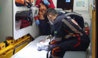 Bebê engasga durante amamentação e é salvo por policiais