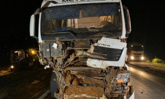 Bloqueios: terra na pista provoca acidente entre três carretas em MT