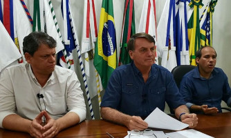 Bolsonaro negocia mudanças em projeto que muda ICMS sobre combustíveis