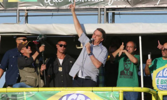 Bolsonaro participa de manifestação de agricultores e religiosos