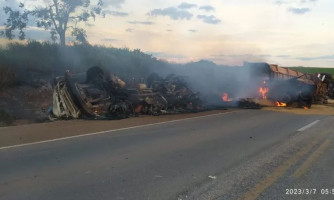 Caminhão tomba e pega fogo na BR-163 após pneu estourar