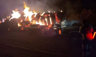 Carreta carregada com algodão é destruída pelo fogo em MT