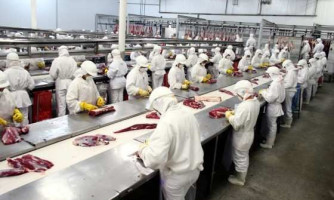 China suspende importação de carne de frigoríficos de MT após vestígios de covid-19