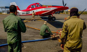 Corpo de Bombeiros utiliza aeronave para conter incêndio em terras indígenas