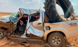 Dois homens ficaram feridos em uma colisão envolvendo Hilux e carreta