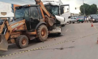 Homem morre após batida entre caminhão e retroescavadeira