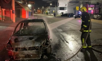 Homem passa colocando fogo em carros estacionados em rua da Capital