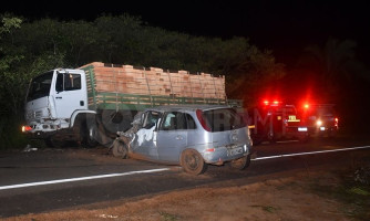 Idoso colide carro em caminhão e morre preso às ferragens