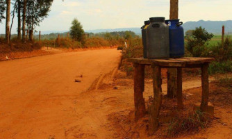 Ladrões furtam mais de mil litros de leite em tambores às margens de rodovia
