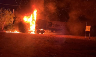 Manifestantes ateiam fogo em carreta e destroem caminhões de empresário em Rondônia