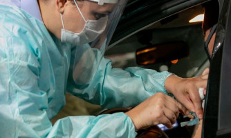 Média móvel de óbitos por Covid-19 tem queda de quase 90% desde o pico da pandemia