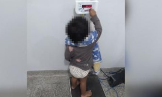 Menino sobrevive a incêndio se abrigando dentro de geladeira
