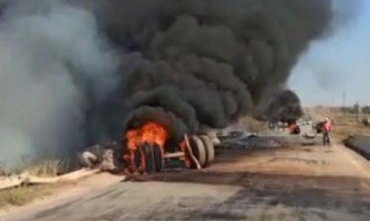 Motorista de carreta fica preso às ferragens e morre carbonizado