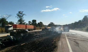 Motorista fica ferido após carreta tombar e pegar fogo na BR-364 em MT