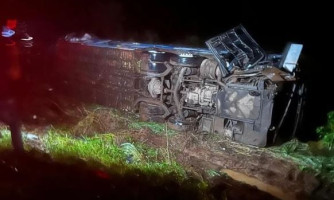 Motorista morre e 6 pessoas ficam feridas em acidente entre carreta e ônibus em MT