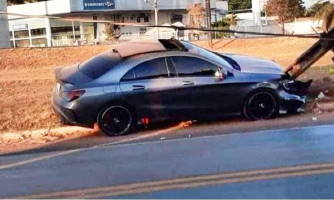 Motorista perde controle de carrão de R$ 200 mil derruba poste em MT