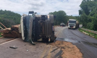 Mulher morre após carreta tombar; marido e filho ficam feridos