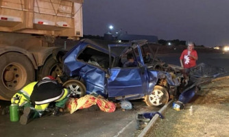 Mulher morre e três ficam feridos após colisão lateral entre Fiat Uno e carreta
