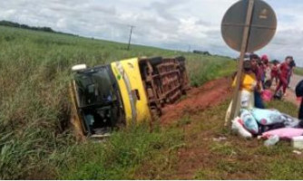 Ônibus com 28 passageiros tomba em rodovia federal de MT