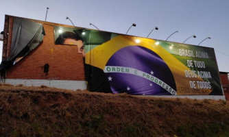 Outdoor em apoio a Bolsonaro é destruído em Várzea Grande