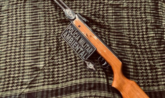 PM apreende arma de fogo em residência de suspeito de matar onça-pintada em Poconé