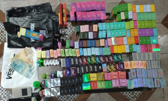 Polícia Civil apreende R$ 30 mil em dispositivos eletrônicos de fumar e prende três em flagrante em Comodoro