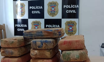 Policiais civis e penais localizam dez tabletes de pasta base em motor de veículo