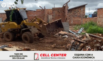 Prefeitura desapropria moradores e derruba residências em Pontes e Lacerda; veja o vídeo