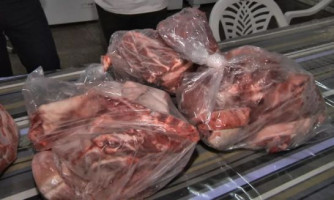 Produtores de suínos doam 1 tonelada de carne em protesto por prejuízo na venda da proteína em MT