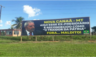 PT requer retirada de outdoor que chama Lula de 'ex-presidiário'