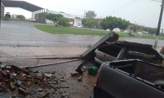 Temporal assusta moradores e causa destruição em Juína-MT