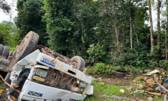 Tombamento de caminhão deixa um morto e um ferido na BR-163