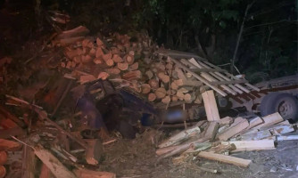 Três pessoas morrem após caminhão carregado com madeira bater em paredão na BR-364 em MT
