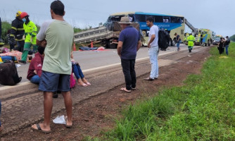 Três pessoas morrem e 42 ficam feridas em acidente entre ônibus e carreta na BR-163