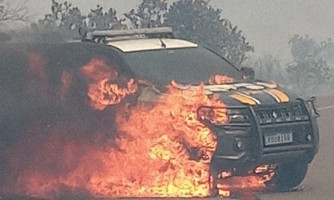 VÍDEO: Viatura da PRF é destruída por incêndio que começou às margens da BR-060