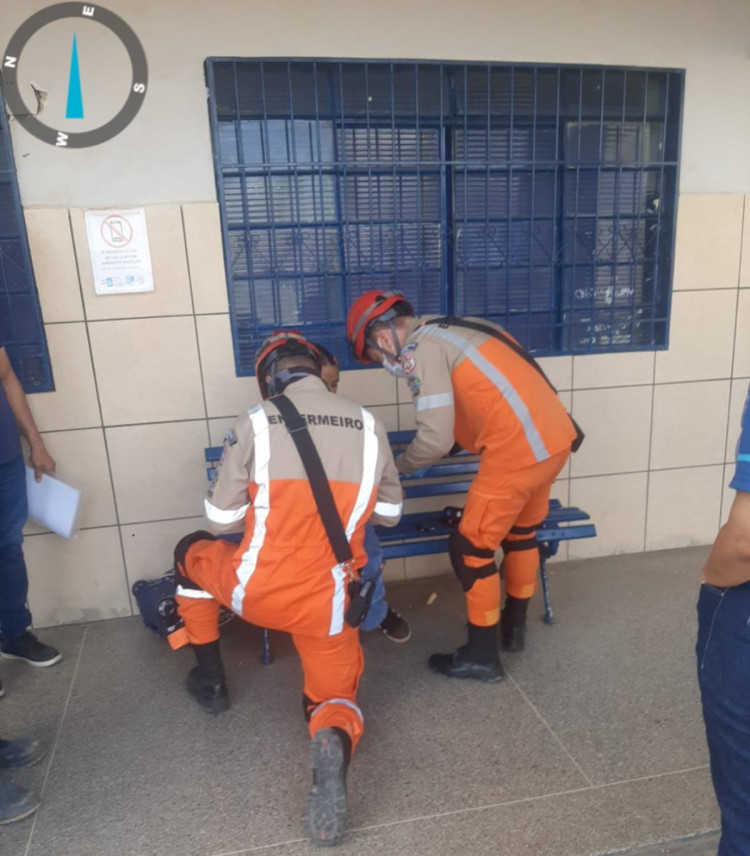 Corpo de Bombeiros socorre adolescente com falta de ar em escola