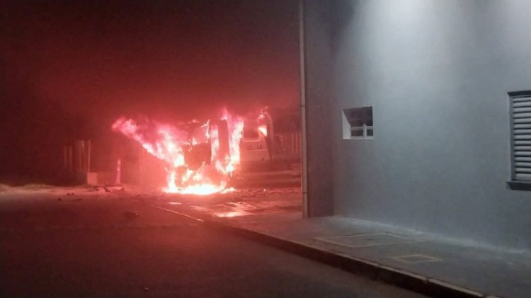 Base da Rota do Oeste é incendiada e ambulância e guinchos são metralhados