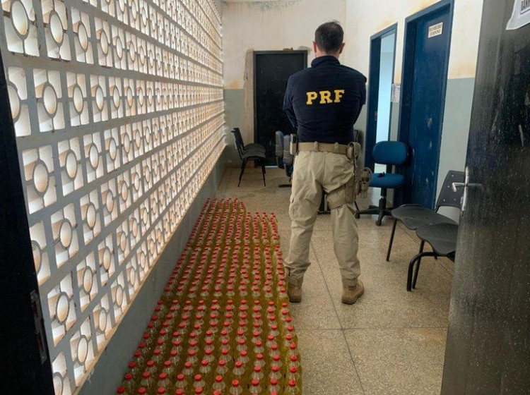 Polícia Rodoviária Federal em Comodoro apreende pessoas por furto de carga