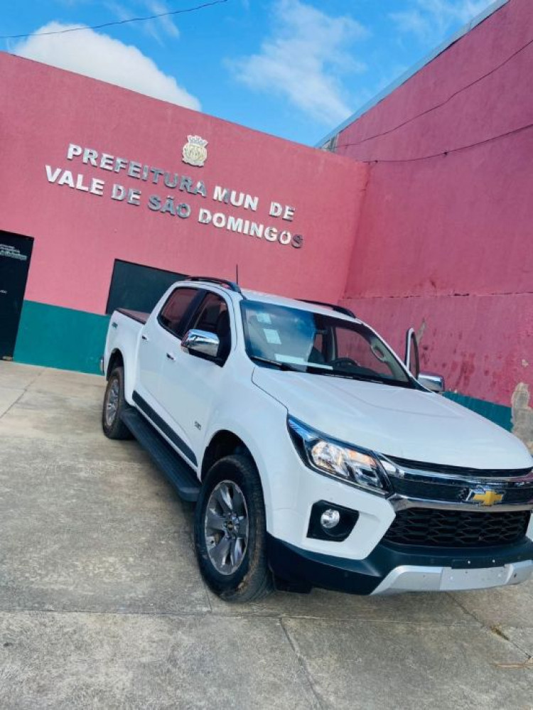 Secretaria de Educação e Cultura de Vale de São Domingos recebe caminhonete através de parceria entre Prefeitura e Deputada Federal