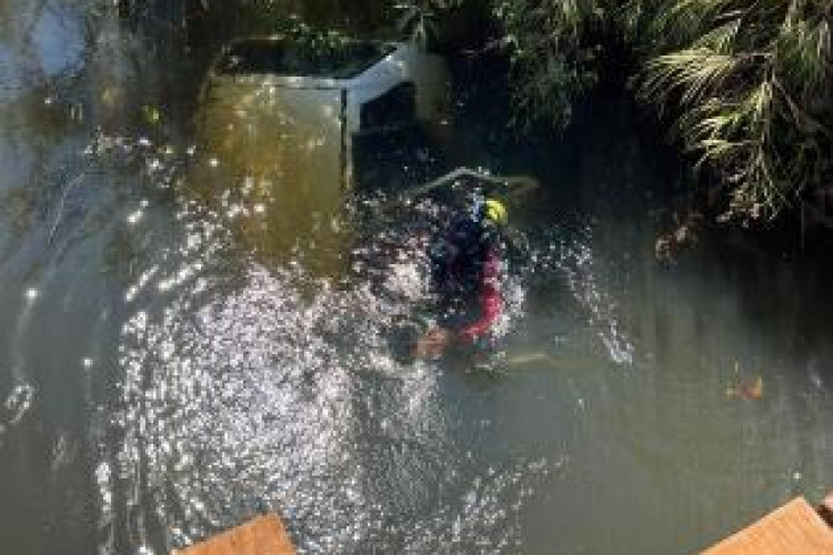 Condutor de 69 anos morre afogado depois de carro cair em córrego no interior