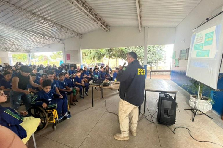 Policiais Rodoviários Federais participam de palestra contra o Trabalho Infantil e Exploração Sexual em Cáceres/MT