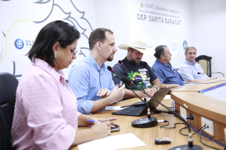 Frente parlamentar discute principais demandas de produtores de leite